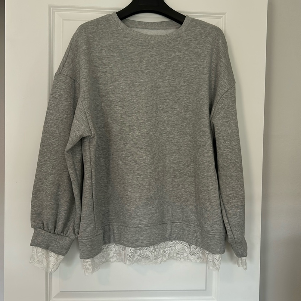 Sweatshirt with lace. Size XL